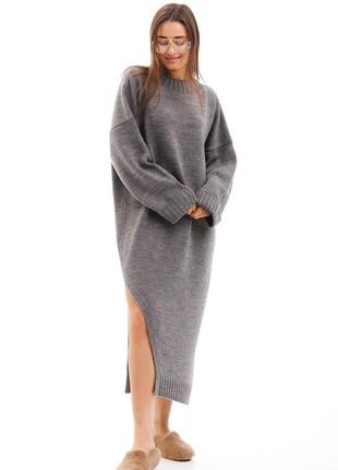Женское теплое вязаное платье-миди оверсайз с высоким разрезом сбоку5 фото