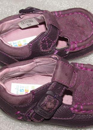 Туфли для девочки 100% кожа~clarks first shoes~ 11,5 см / р 18 / 3g2 фото