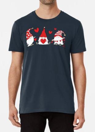 Мужская и женская новогодняя футболка с принтом гномики новогодние6 фото