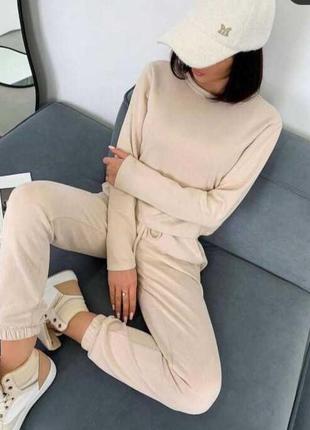 Прогулочный спортивный костюм универсальный