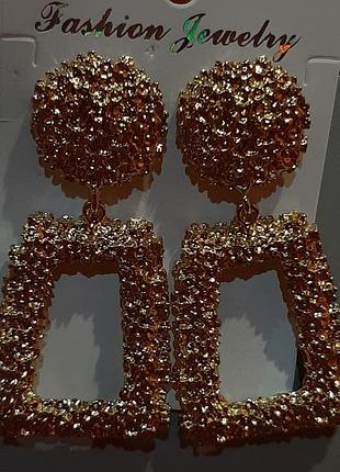 Массивные золотые акцентные серьги