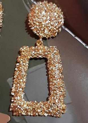 Массивные золотые акцентные серьги