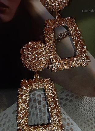 Массивные золотые акцентные серьги