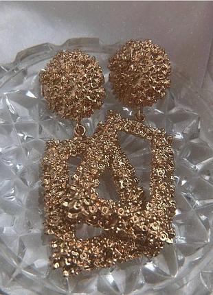 Массивные золотые акцентные серьги