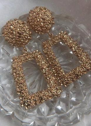 Массивные золотые акцентные серьги