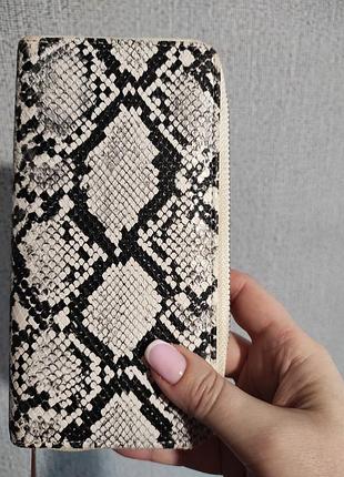 Компактный, качественный, удобный,  вместительный  кошелек на молнии