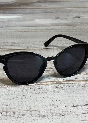 Очки женские солнцезащитные черного цвета кошачий глаз с декоративным вырезом на оправе