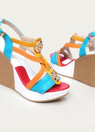 Босоніжки на танкетці.