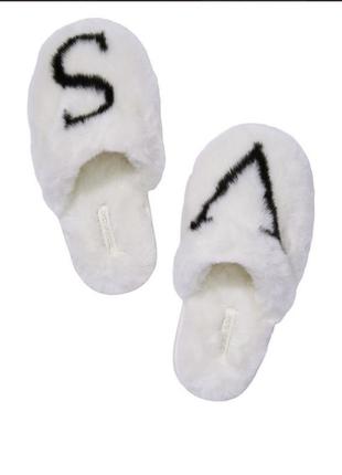 Домашние тапочки victoria's secret white logo faux fur slippers