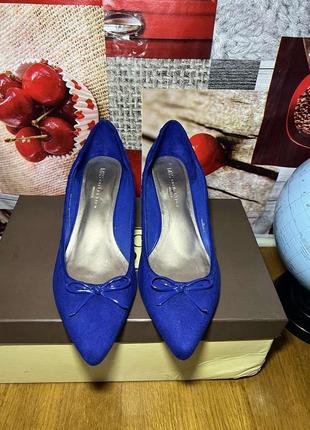 Фірмові туфлі на маленькому каблучку, насиченого синього кольору 42 розмір