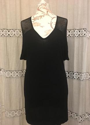 Чорне плаття з рукавами-сіткою