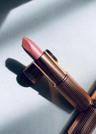 Charlotte tilbury pillow talk помада matte revolution lipstick в оттенке pillow talk