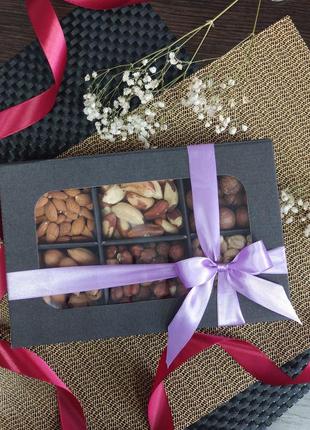 Подарунковий бокс  "міцний горішок" 900 г