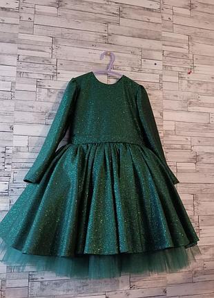 Зеленое  сверкающее праздничное нарядное платье