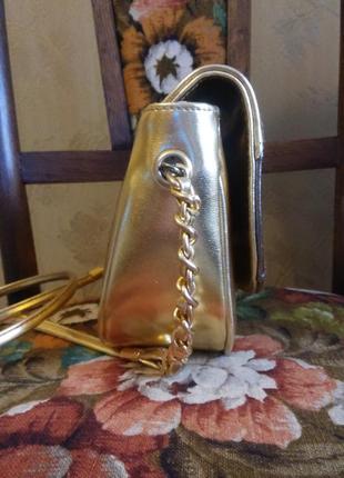 Красива золотиста сумочка-крос-боді на ланцюжку3 фото