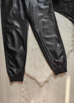 Черные плотные кожаные штаны брюки джоггеры на резинке как натуральные кроп манжетами zara4 фото