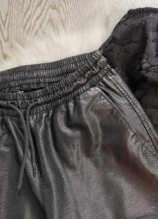 Черные плотные кожаные штаны брюки джоггеры на резинке как натуральные кроп манжетами zara8 фото