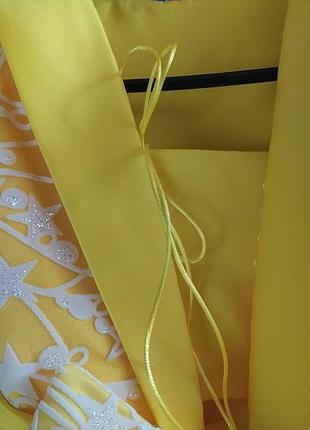 Красивое пышное платье с перьями желтого цвета6 фото