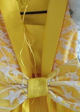 Красивое пышное платье с перьями желтого цвета7 фото