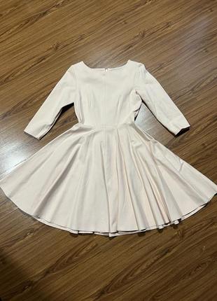 Пудровое платье