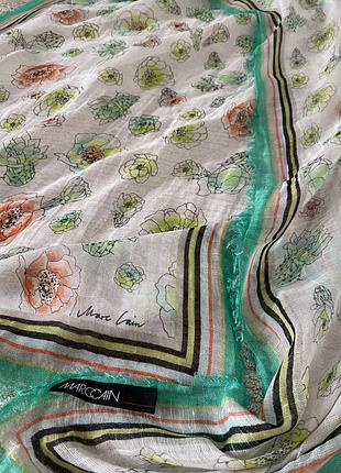 Красивая шаль шарф