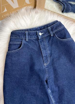 Синие джинсы мом3 фото