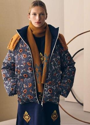 Жіночий пуховик tory burch з квітковим принтом.