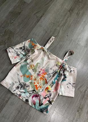 Перламутровая блестящая блуза кофточка топ в цветочный принт, открытые плечи