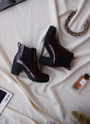 Брендові актуальні лаковані чоботи на тракторній підошві