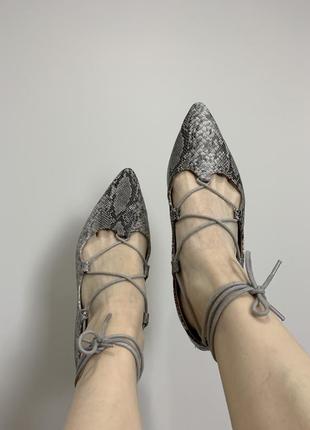 Балетки с острым носком и шнуровкой