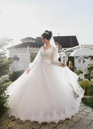 Весільна вишукана сукня1 фото