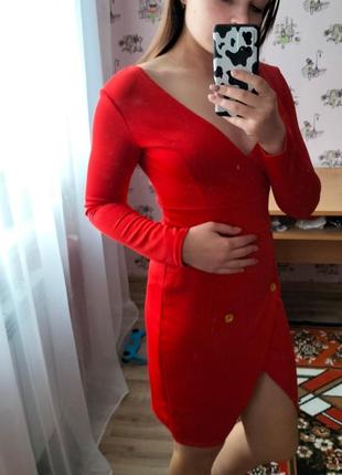 Красное платье