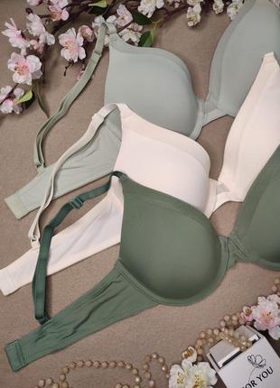 Бюстгальтер з формованою поролоновою чашкою на кісточках