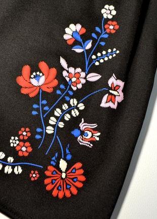 Черная юбка с аппликацией вышивки цветы2 фото
