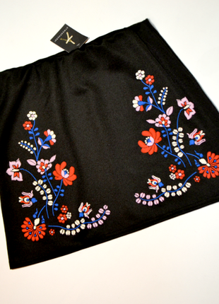 Черная юбка с аппликацией вышивки цветы1 фото
