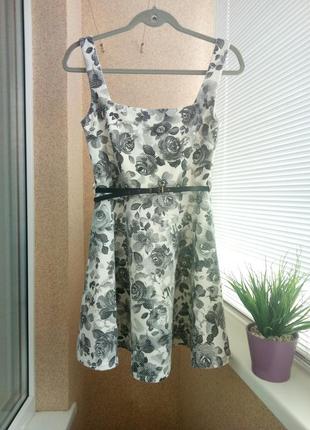 Красиве, романтичне плаття-сарафан з трикотажної тканини в квітковий принт1 фото