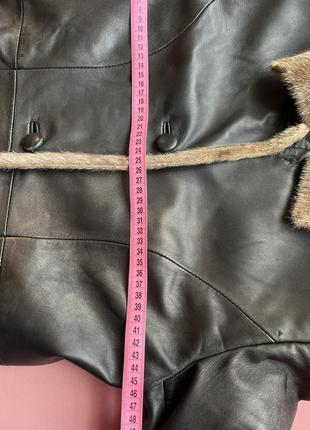 Черная кожаная курточка с мехом нерпы на воротнике и рукавах9 фото