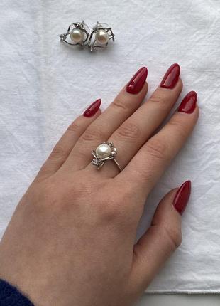 Серебряный набор: кольцо и серьги.