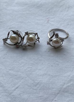 Серебряный набор: кольцо и серьги.