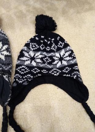 Тепла зимова в'язана шапка на флісі з балабоном теплая зимняя на флисе вязаная1 фото