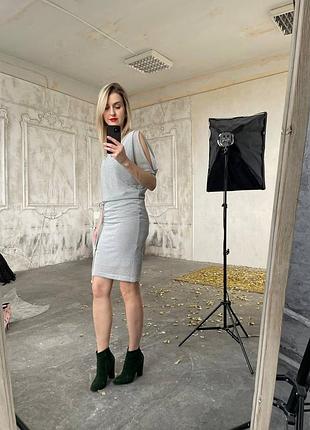 Платье нарядное серебристое с поясом и разрезами на рукавах