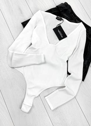 Белый боди с глубоким декольте