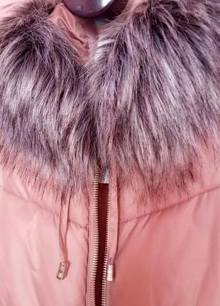 Стеганое зимнее пальто с капюшоном пудрового цвета7 фото