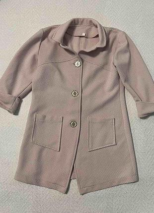 Легкий симпатичний плащик.