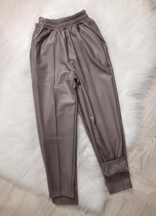Утепленные брюки из эко-кожи. размеры 104-1223 фото