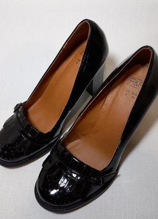 Лаковые туфельки f&amp;f с ненавязчивым декором в стиле венздей