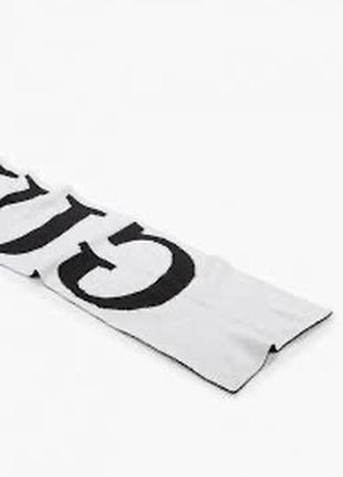 Трендовий вовняний чорно білий шарф з написом бренд guess3 фото