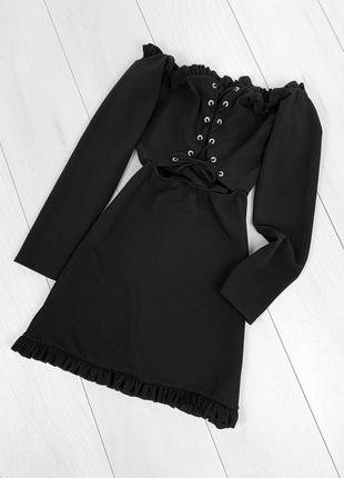 Черное платье с открытыми плечами3 фото