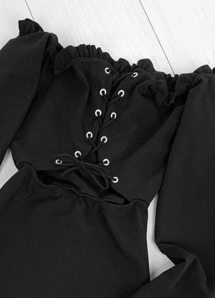 Черное платье с открытыми плечами5 фото