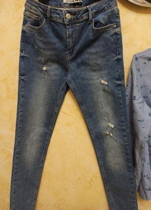 Повседневный аутфит брюки стрейч джинсовая рубашка в розочку3 фото